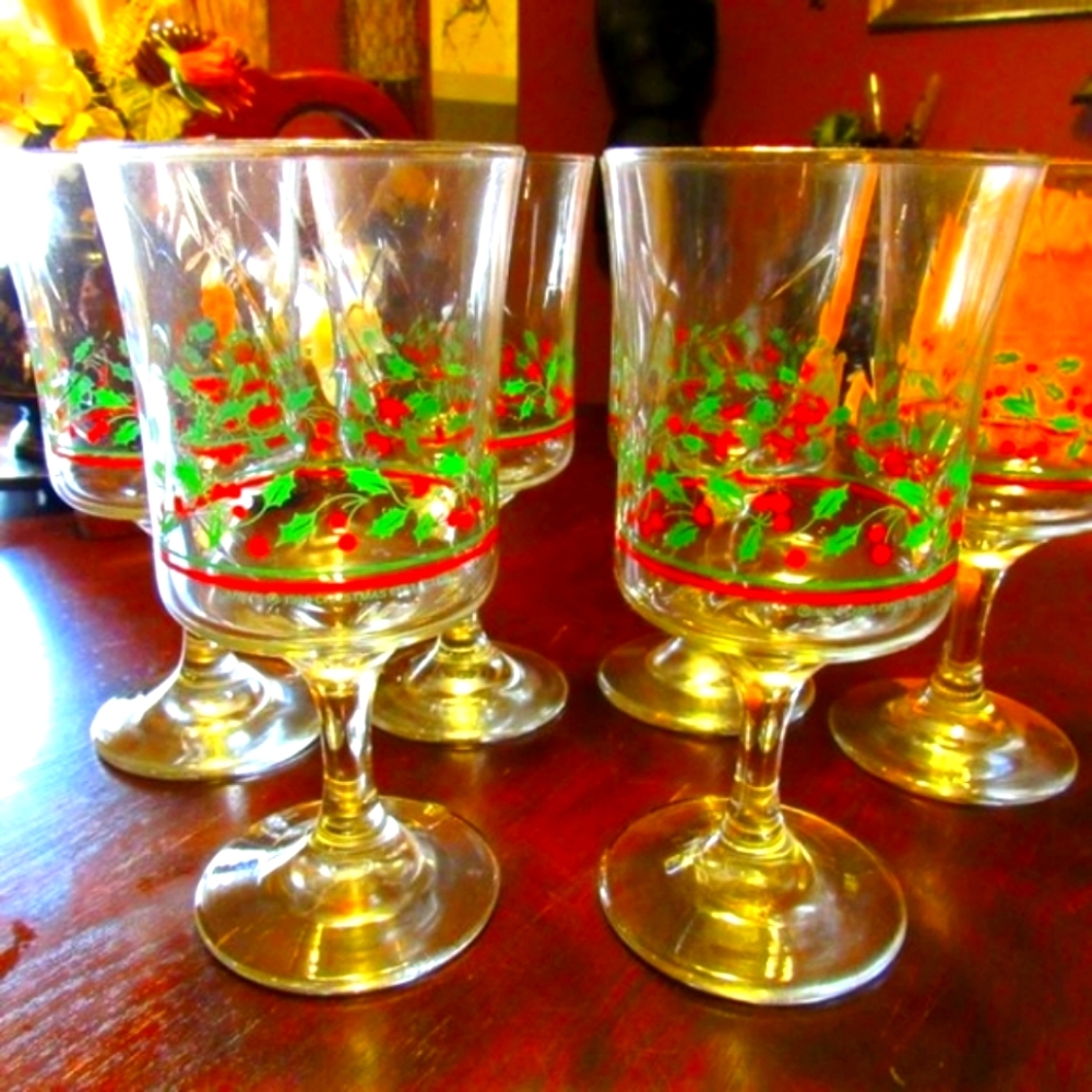 🔸🎄🔸 Vintage RARE Collectible Christmas Holly Berry Wine Glasses Set (6)